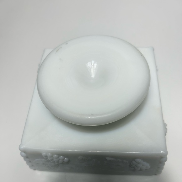 Westmoreland Della Robbia Pattern Milk Glass Compote Grape Vine Relief
#0305241 - Picture 8 of 16